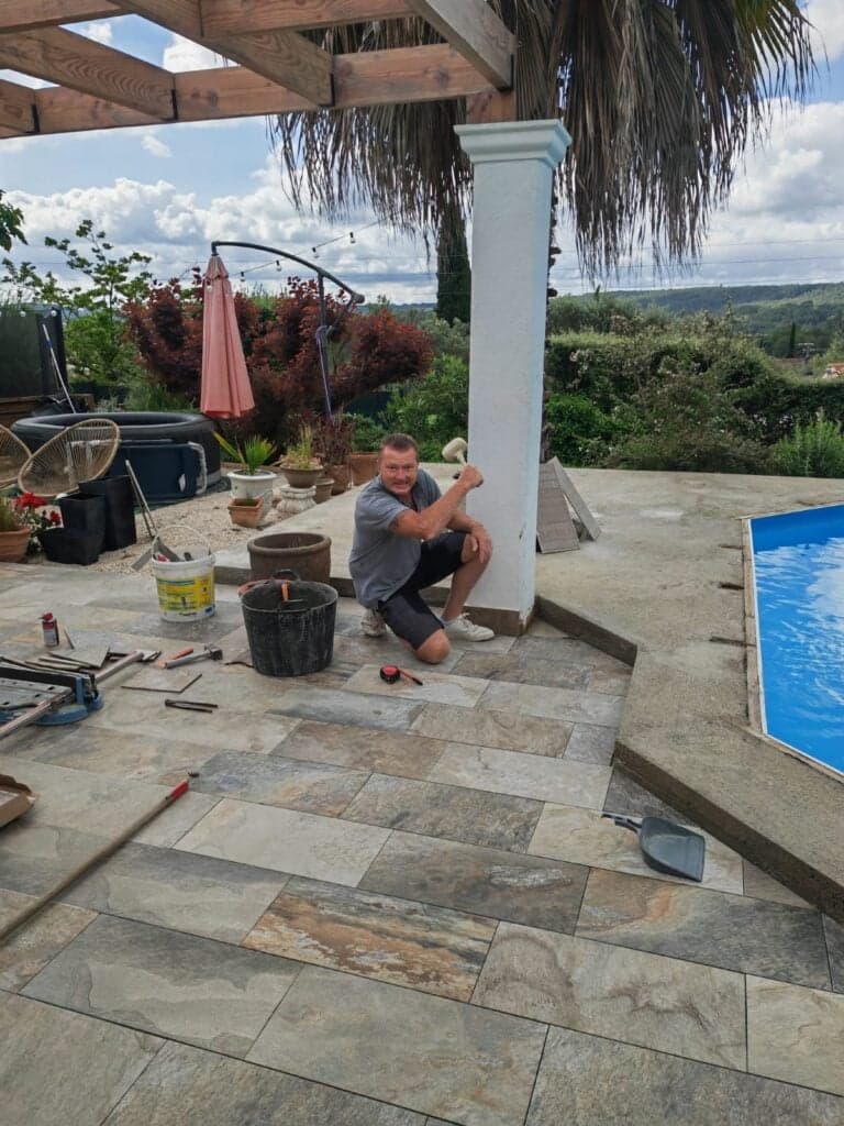 Terrasse en grès cérame antidérapant posée à Fréjus