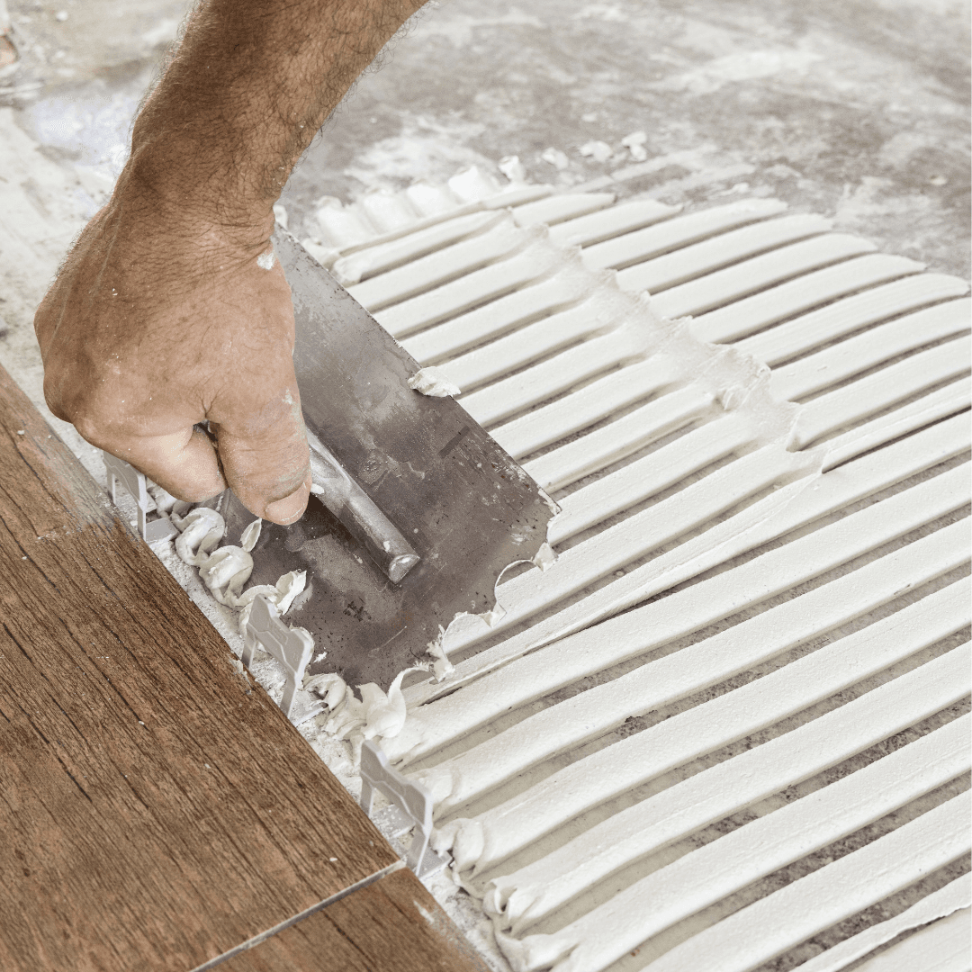 Pose de carrelage aspect bois à la spatule crantée — le savoir-faire Cash Carrelage Fréjus