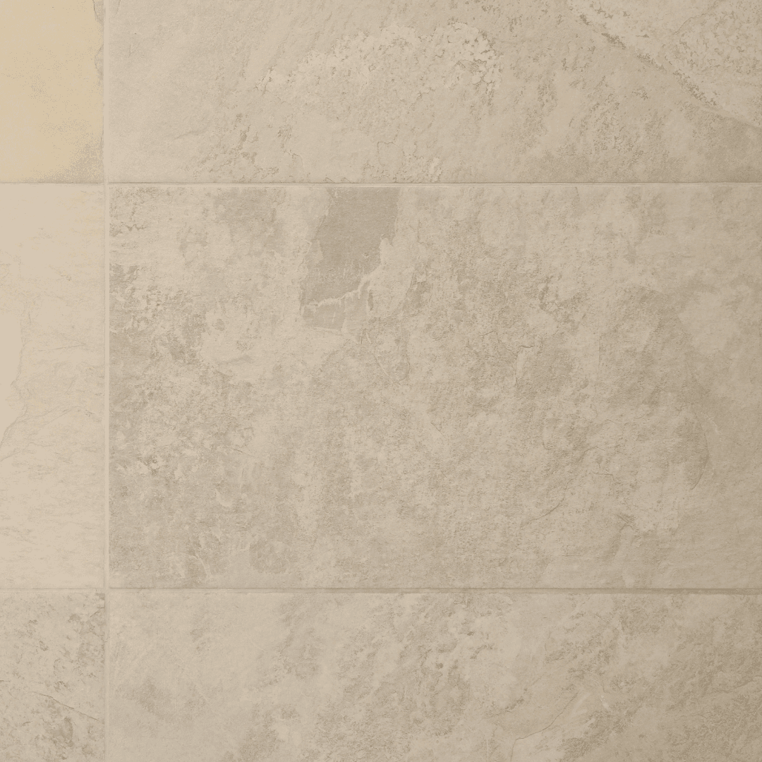 Carrelage grand format aspect pierre naturelle beige exposé en showroom à Fréjus