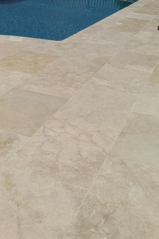 Travertin Beige 1er choix – 40,6 × 61 cm x 1,2 cm — carrelage disponible chez Cash Carrelage à Fréjus
